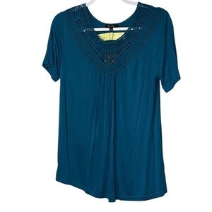 Folunsi top with crocheted collar. All in teal green 95% rayon 5% spandex.